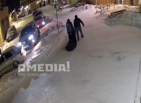 «Проще было его на руках нести»: стало известно, почему труп волочили по двору в сургутском ЖК