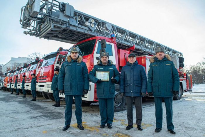 ​Александр Моор вручил пожарным области ключи от 12 новых спецмашин