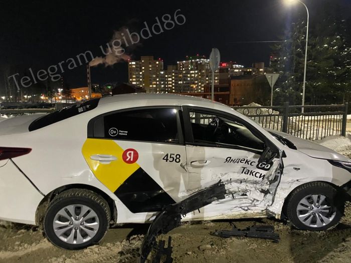 ​В Ханты-Мансийске в ДТП с такси пострадали три человека