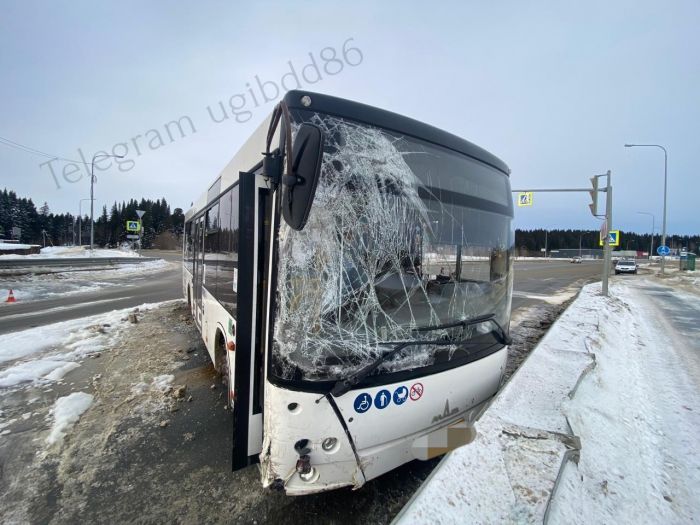 ​Молодой водитель из Ханты-Мансийска врезался в автобус