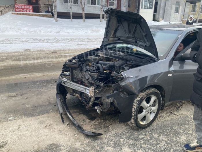 В Нижневартовске столкнулись три автомобиля - пострадали два человека