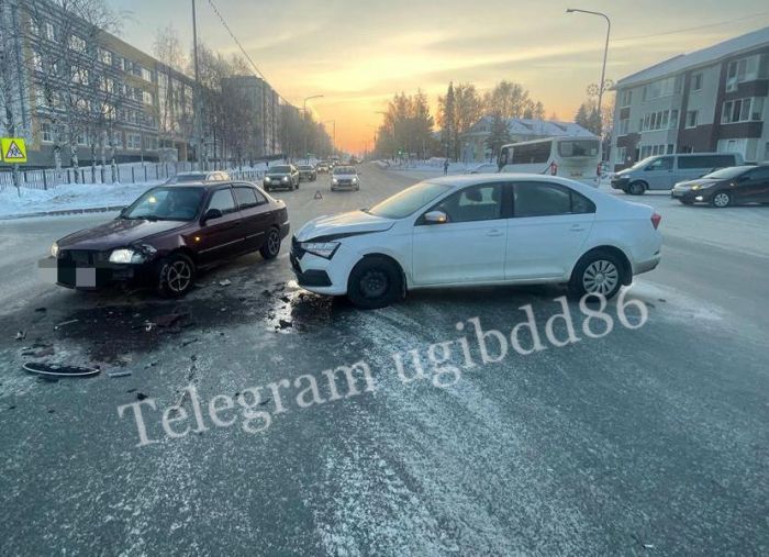 Молодая автоледи не уступила дорогу и устроила аварию в Ханты-Мансийске