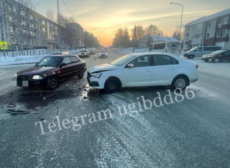 Молодая автоледи не уступила дорогу и устроила аварию в Ханты-Мансийске