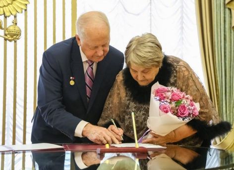 ​Семейные пары Тюменской области получают выплаты к юбилею супружеской жизни