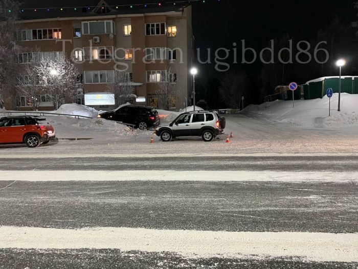 В Ханты-Мансийске столкнулись BMW и «Нива» - пострадали три человека
