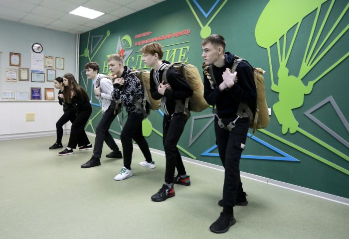 Школьники Сургутского района прыгнут с парашютом
