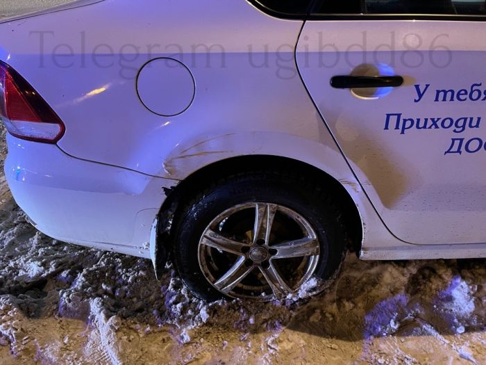 ​Учащийся автошколы под контролем инструктора врезался в «КамАЗ» в Нижневартовске
