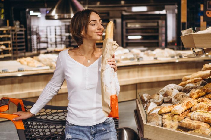 ​Россиянам могут разрешить есть продукты в магазине до их оплаты
