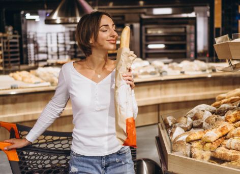 ​Россиянам могут разрешить есть продукты в магазине до их оплаты