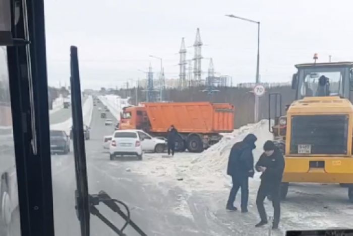 В Сургуте столкнулись иномарки и дорожная техника