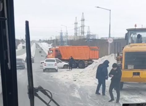 В Сургуте столкнулись иномарки и дорожная техника