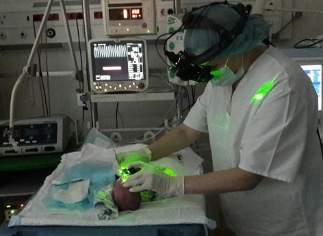 Сургутские врачи спасли недоношенную новорожденную