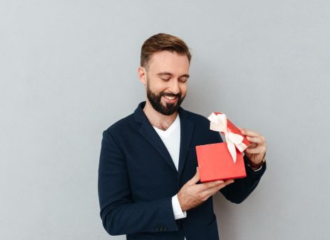 ​Мужчины из Югры ждут на 23 февраля заботы и денег, а получают носки и гель для бритья