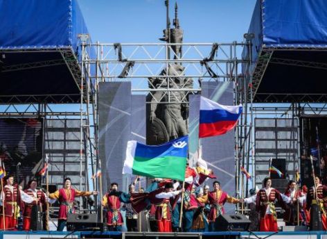 Раз в десять лет вполне можно устроить по случаю Дня города действительно масштабный праздник