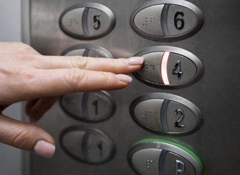В Минстрое объяснили, почему в многоэтажках не меняют старые лифты