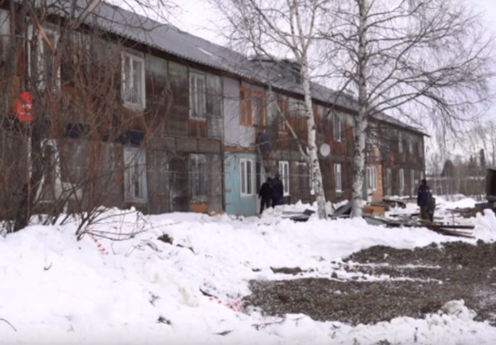 В ХМАО в аварийном доме обрушились балконы