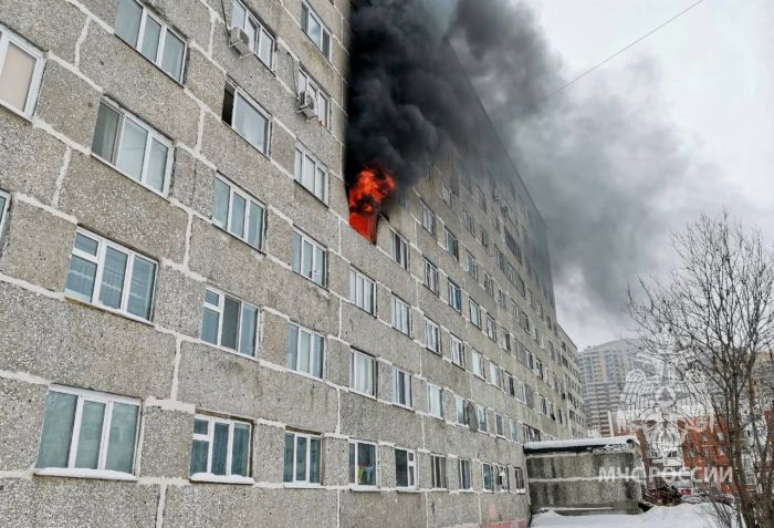 Пожарные эвакуировали 40 человек из горящего дома в Сургуте