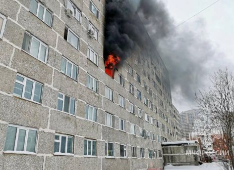 Пожарные эвакуировали 40 человек из горящего дома в Сургуте