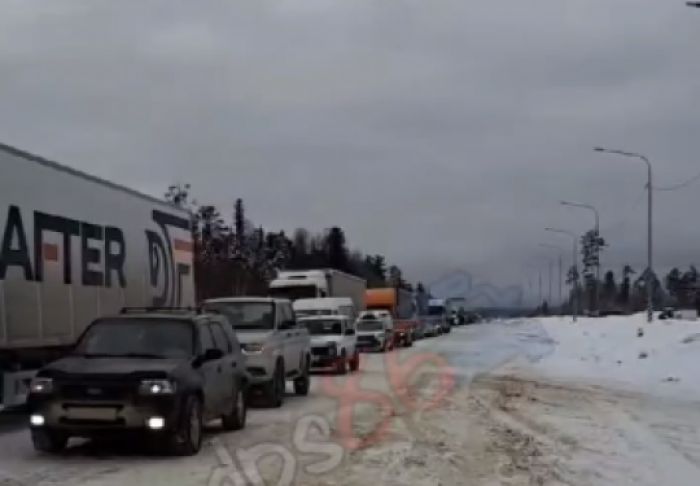 На югорской трассе скопилась огромная пробка
