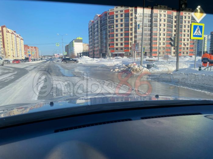 Оживленный перекресток в Сургуте залило водой