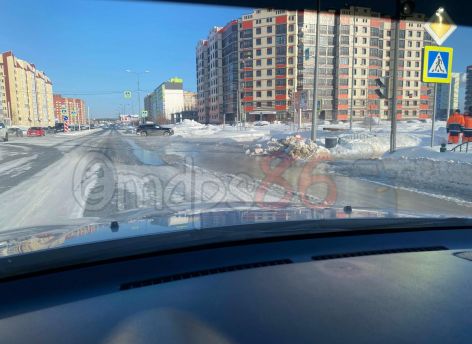 Оживленный перекресток в Сургуте залило водой