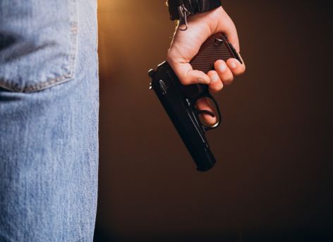 ​В ХМАО неизвестный расстрелял автомобиль во дворе дома