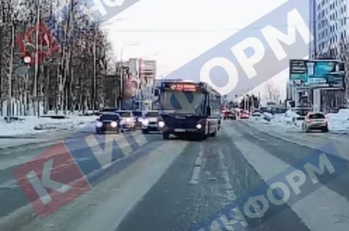 Ездил по встречке и на красный: в Сургуте накажут водителя автобуса №47