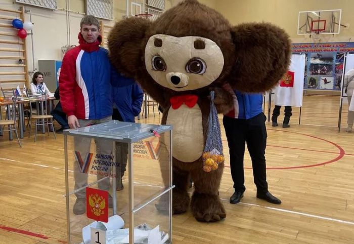 ​В ХМАО на выборы президента России пришел Чебурашка