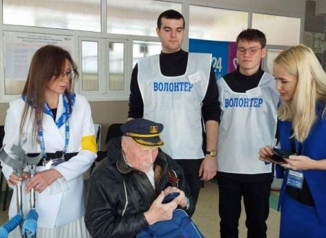 ​96-летний сургутянин пришел на выборы президента