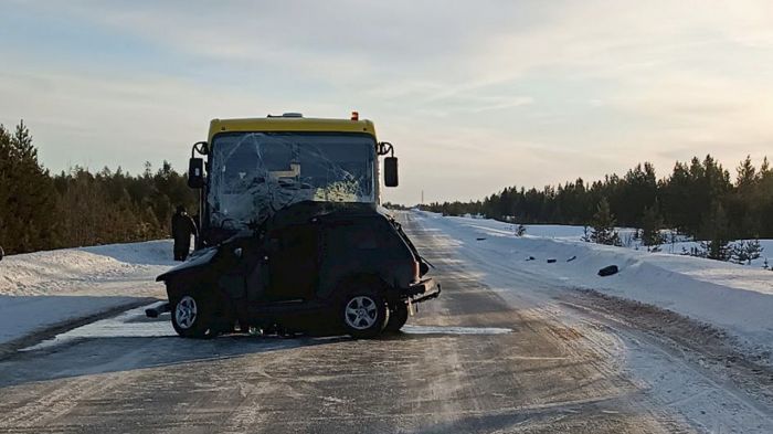 ​Жизни двух человек унесло ДТП с автобусом на трассе Сургут-Салехард