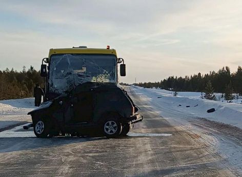 ​Жизни двух человек унесло ДТП с автобусом на трассе Сургут-Салехард