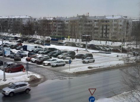 ​Сургутяне травмируются на скользких тротуарах после теплых выходных