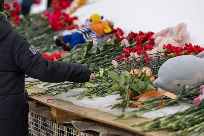 ​Сургутяне продолжают нести цветы к стихийному мемориалу