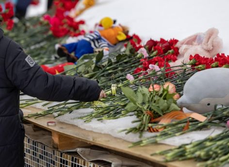 ​Сургутяне продолжают нести цветы к стихийному мемориалу