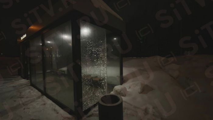 ​В Сургуте вандалы испортили еще одну стеклянную остановку