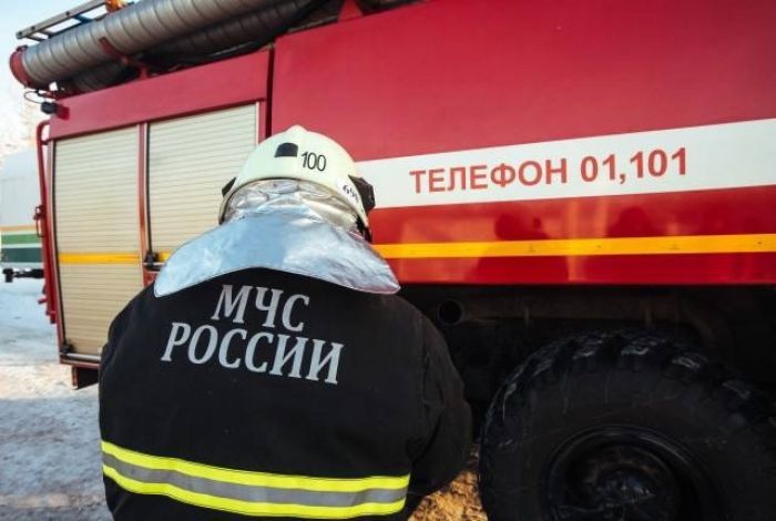 ​В ХМАО перекрыли улицу из-за возгорания газового резервуара