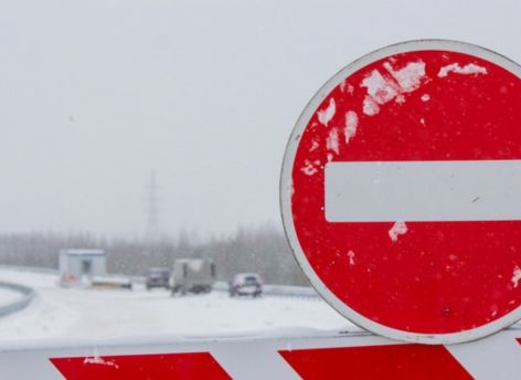 В ХМАО перекрыли дорогу из-за плохих погодных условий