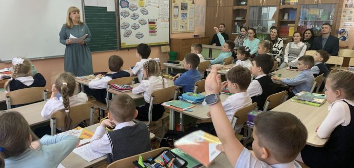 ​В Госдуме предложили доплачивать учителям за общение с родителями