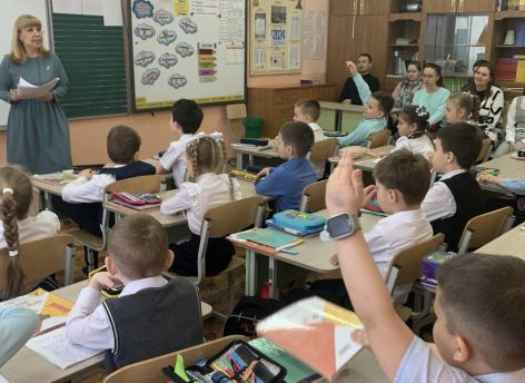 ​В Госдуме предложили доплачивать учителям за общение с родителями