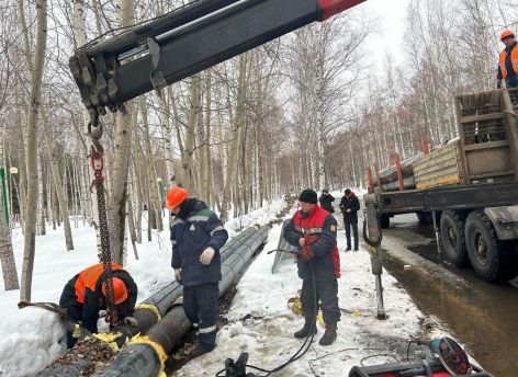 ​В одном из парков Нижневартовска демонтируют надземную теплотрассу