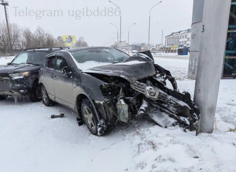 ​В Нижневартовске пострадал 11-летний пассажир при наезде авто в столб