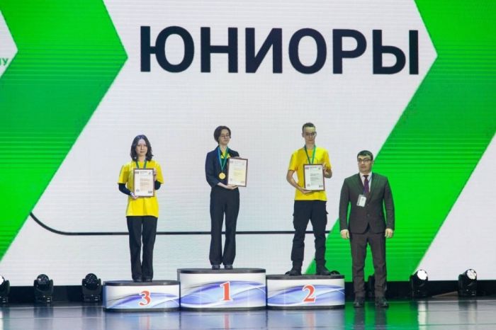 ​Школьница из Сургутского района победила в окружном конкурсе «Профессионалы»