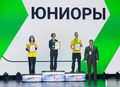 ​Школьница из Сургутского района победила в окружном конкурсе «Профессионалы»