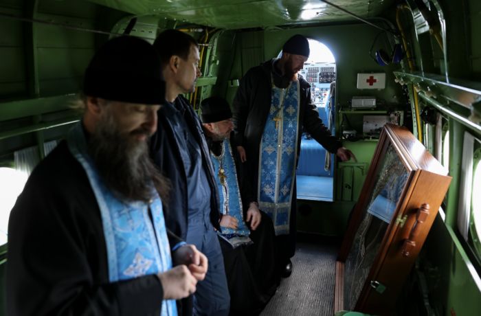 ​В Кургане священники облетели область с чудотворной иконой для борьбы с наводнением