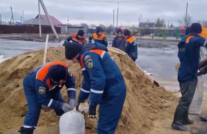​Спасатели из ХМАО помогают бороться с паводком в Зауралье