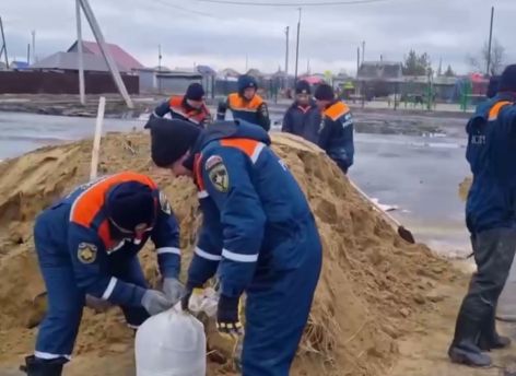 ​Спасатели из ХМАО помогают бороться с паводком в Зауралье