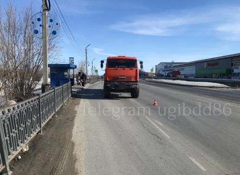 Неопытный водитель «КамАЗа» сбил женщину на пешеходном переходе в Нефтеюганске