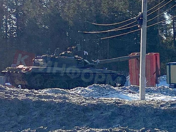 В Сургуте на въезде в дачный кооператив заметили танк