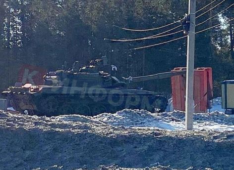 В Сургуте на въезде в дачный кооператив заметили танк