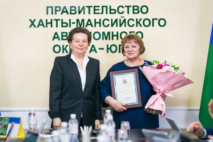 ​Наталья Комарова наградила югорчан накануне праздника Весны и Труда